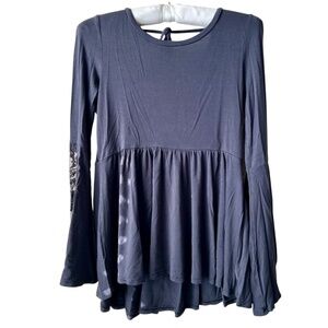 AE Soft & Sexy Gray Long Sleeve Lace Wide Sleeve Tie Open Back Swing Top Small